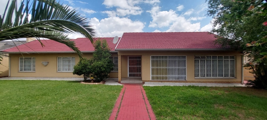 To Let 4 Bedroom Property for Rent in Verwoerdpark Gauteng