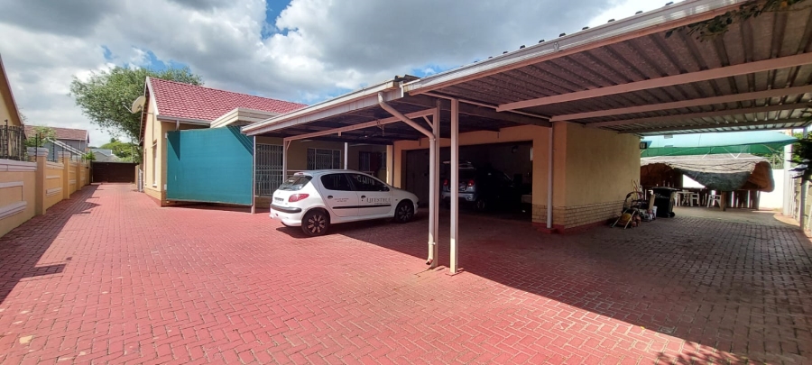 To Let 4 Bedroom Property for Rent in Verwoerdpark Gauteng