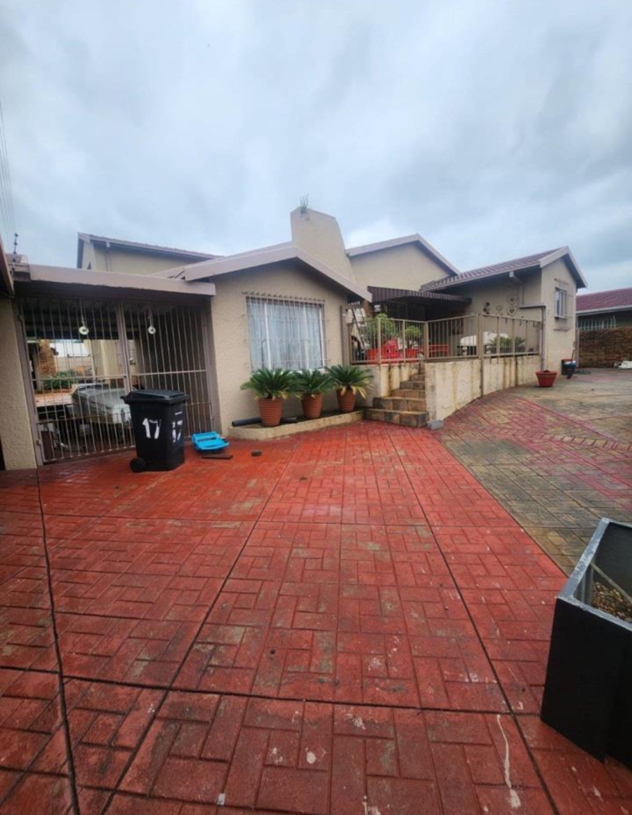 5 Bedroom Property for Sale in Verwoerdpark Gauteng