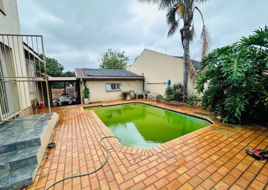 5 Bedroom Property for Sale in Verwoerdpark Gauteng