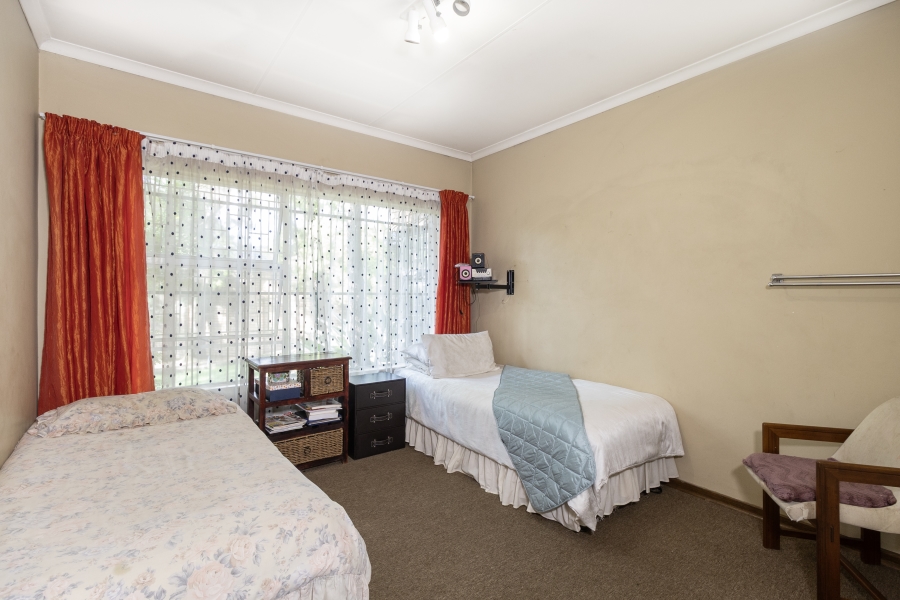 5 Bedroom Property for Sale in Faerie Glen Gauteng