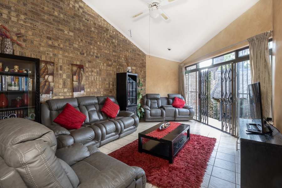 5 Bedroom Property for Sale in Faerie Glen Gauteng