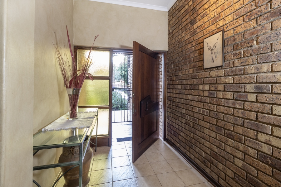 5 Bedroom Property for Sale in Faerie Glen Gauteng