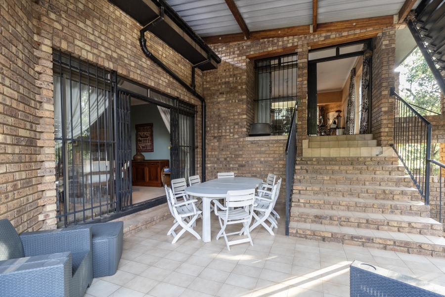 5 Bedroom Property for Sale in Faerie Glen Gauteng