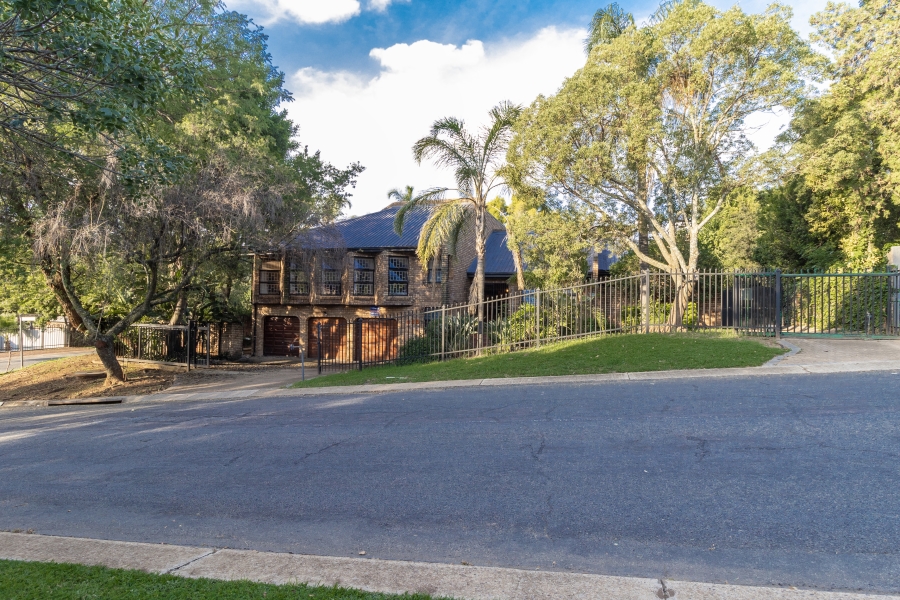 5 Bedroom Property for Sale in Faerie Glen Gauteng