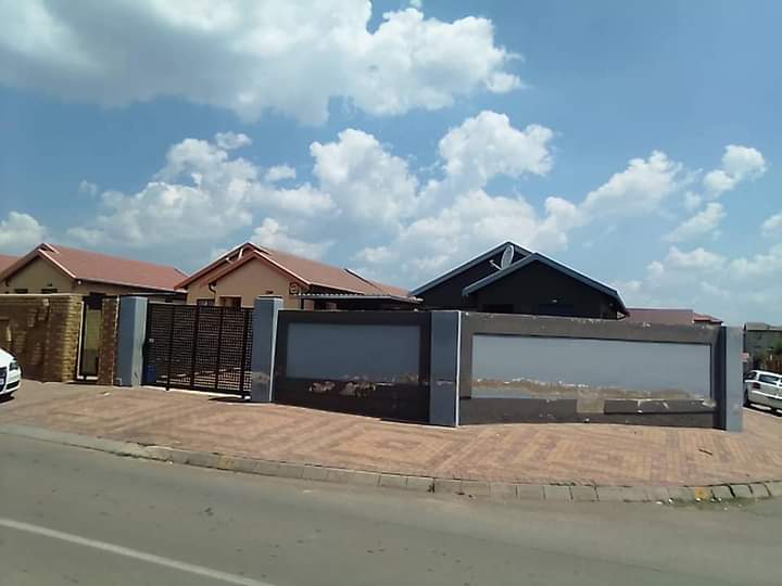 2 Bedroom Property for Sale in Fleurhof Gauteng