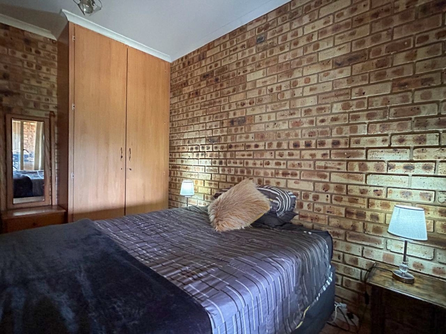 3 Bedroom Property for Sale in Vaaloewer Gauteng