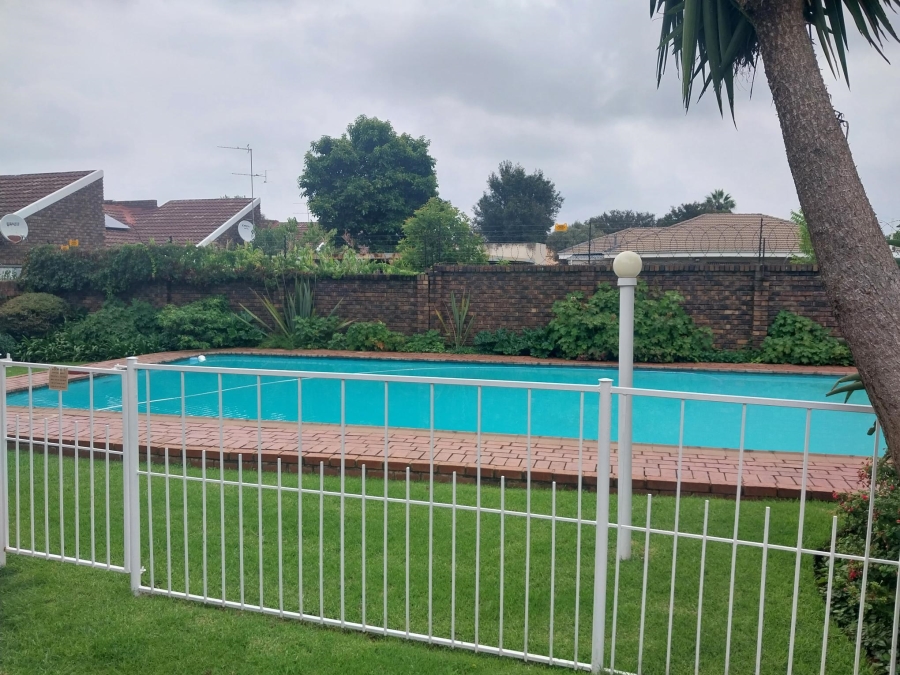 1 Bedroom Property for Sale in Linden Gauteng