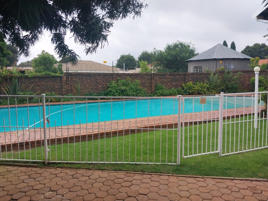 1 Bedroom Property for Sale in Linden Gauteng