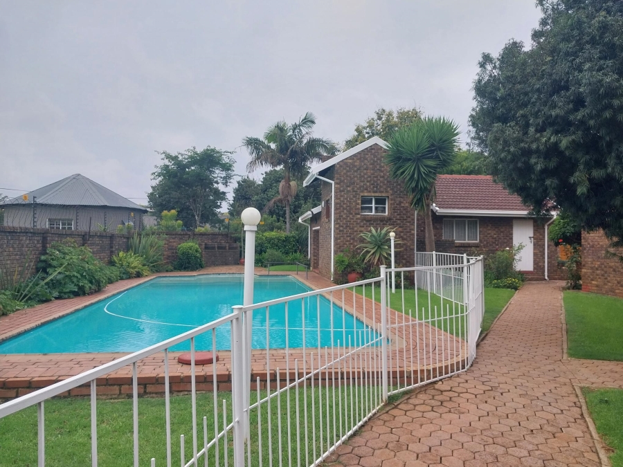 1 Bedroom Property for Sale in Linden Gauteng