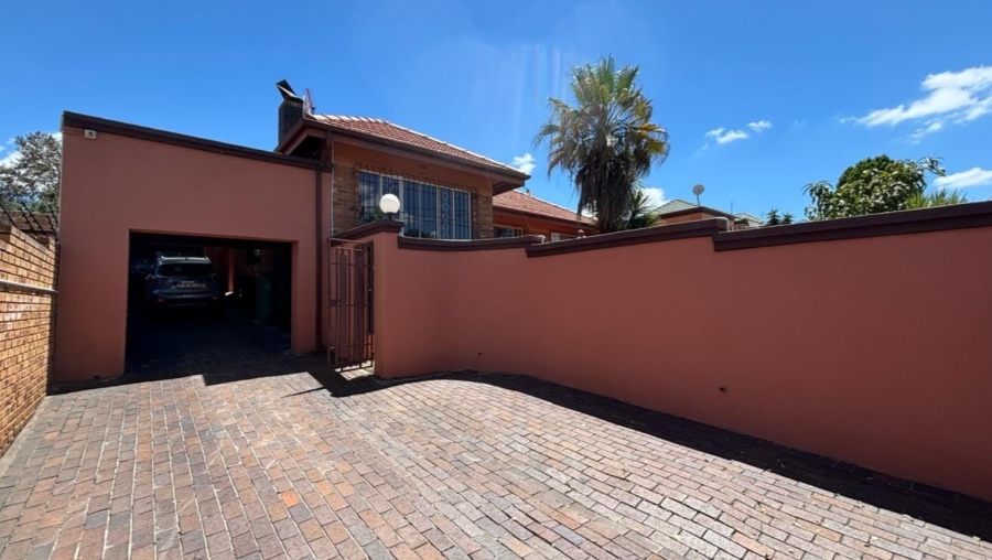 3 Bedroom Property for Sale in Linmeyer Gauteng