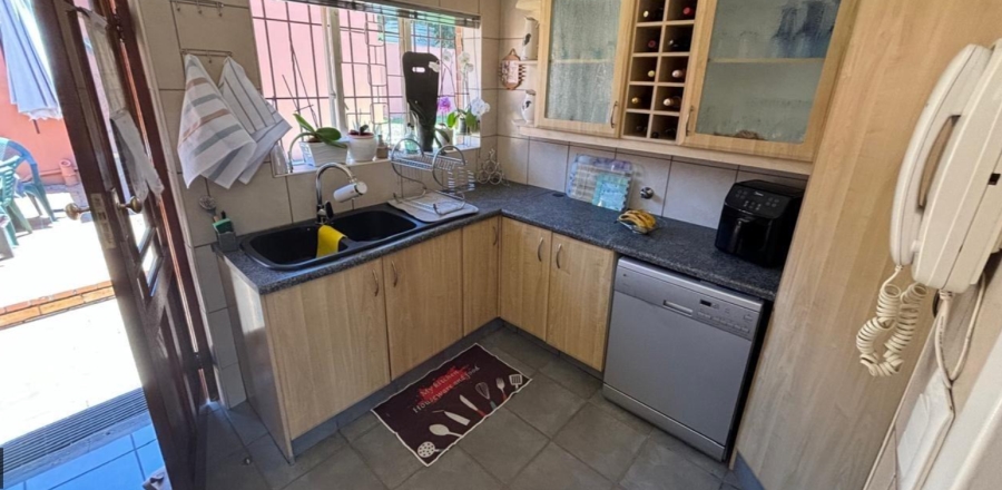 3 Bedroom Property for Sale in Linmeyer Gauteng