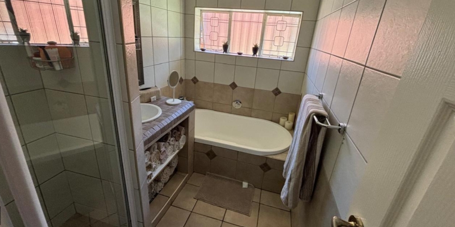 3 Bedroom Property for Sale in Linmeyer Gauteng