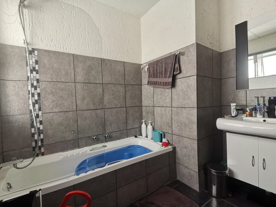 3 Bedroom Property for Sale in Oakdene Gauteng