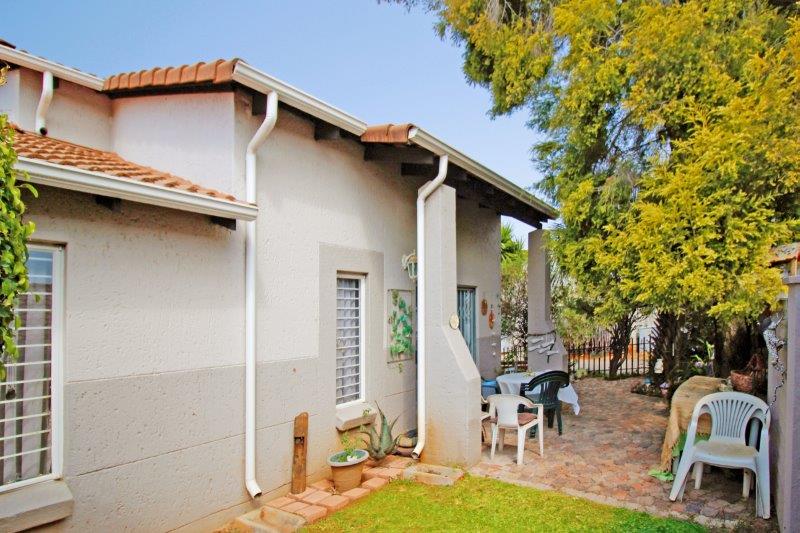 To Let 2 Bedroom Property for Rent in Weltevreden Park Gauteng