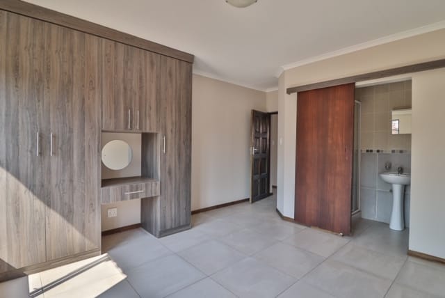 To Let 2 Bedroom Property for Rent in Kenleaf Gauteng