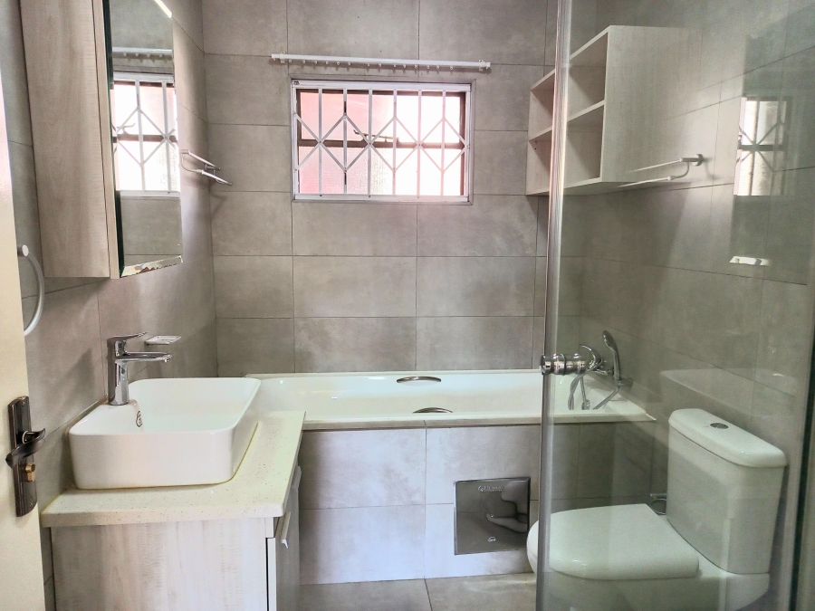 To Let 2 Bedroom Property for Rent in Broadacres Gauteng