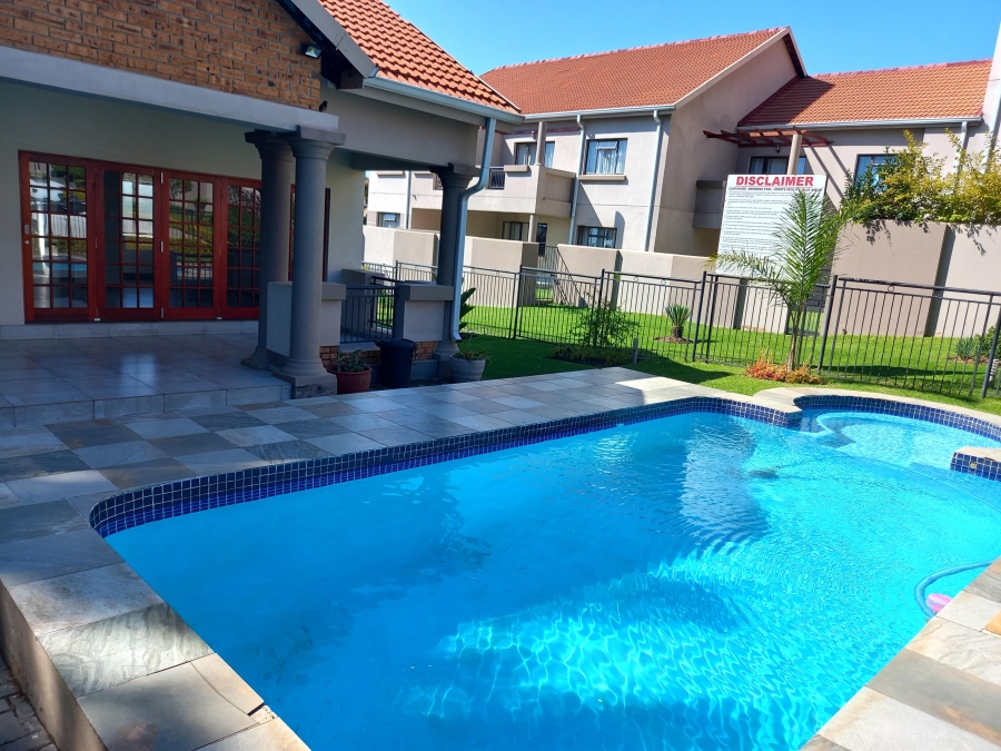 To Let 2 Bedroom Property for Rent in Broadacres Gauteng