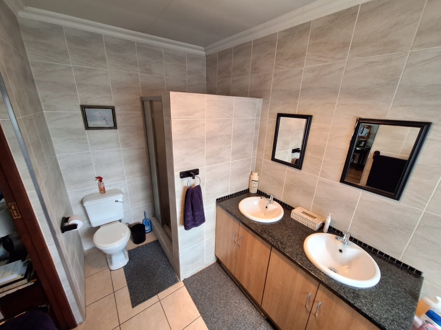 4 Bedroom Property for Sale in Eldoraigne Gauteng