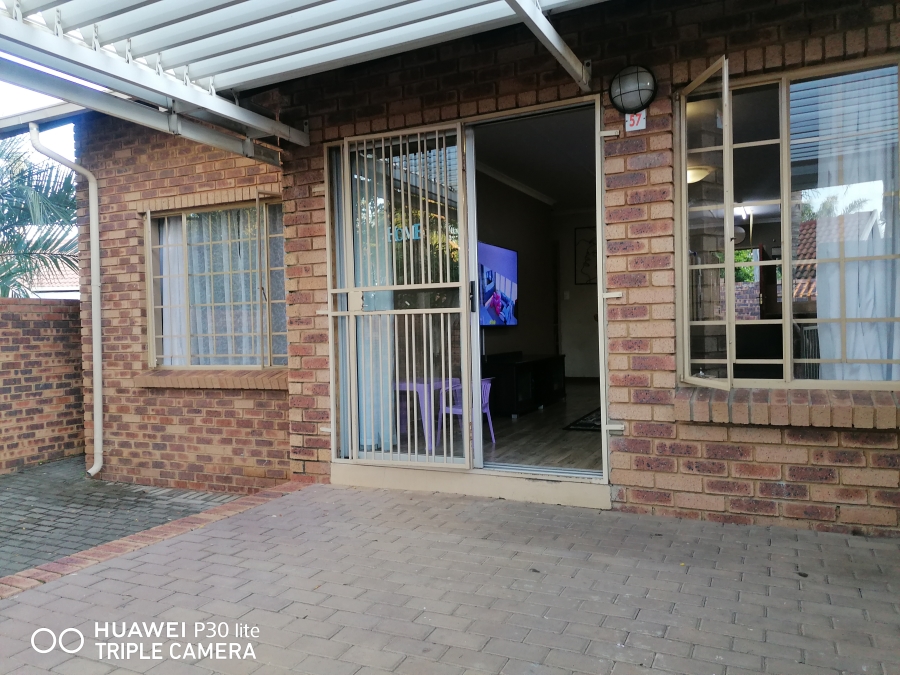 To Let 2 Bedroom Property for Rent in Equestria Gauteng