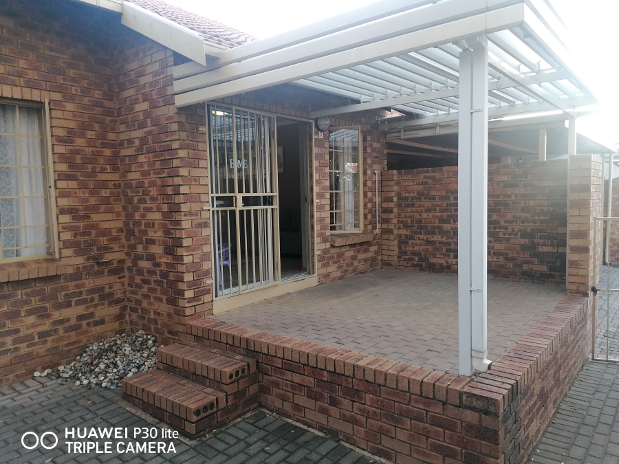 To Let 2 Bedroom Property for Rent in Equestria Gauteng