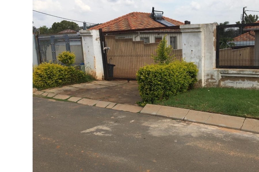 To Let 3 Bedroom Property for Rent in Glenway Estate Gauteng