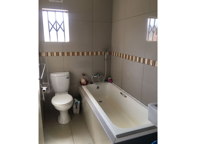 To Let 3 Bedroom Property for Rent in Glenway Estate Gauteng