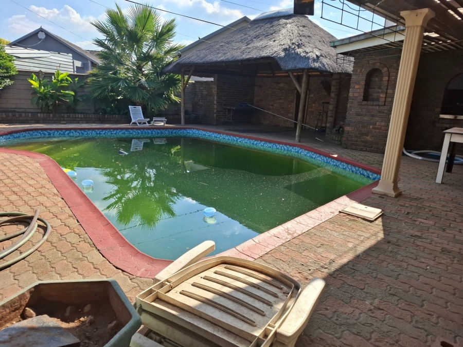 5 Bedroom Property for Sale in Mackenzie Park Gauteng