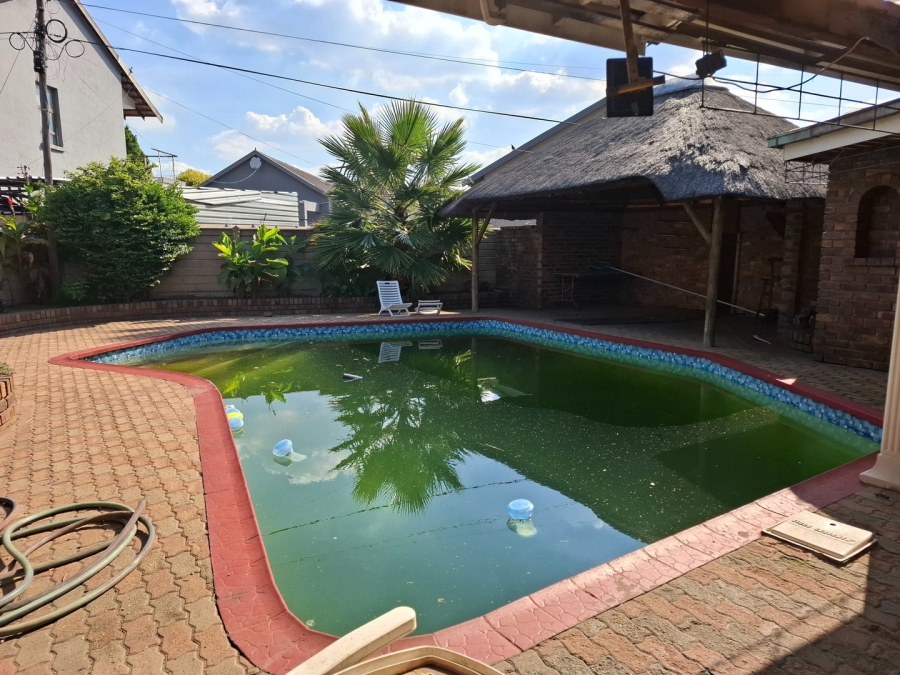 5 Bedroom Property for Sale in Mackenzie Park Gauteng