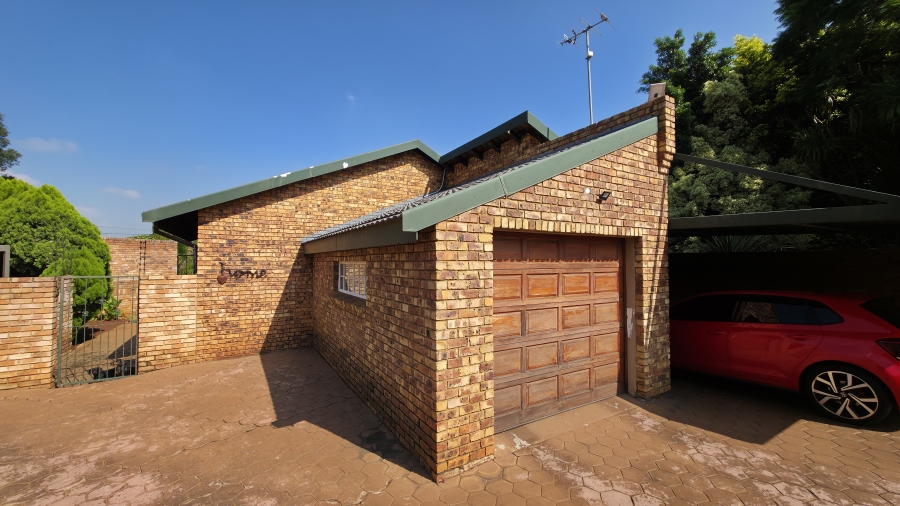 3 Bedroom Property for Sale in Garsfontein Gauteng