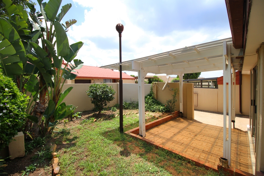 2 Bedroom Property for Sale in Sonneglans Gauteng