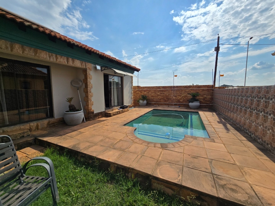 2 Bedroom Property for Sale in Sinoville Gauteng