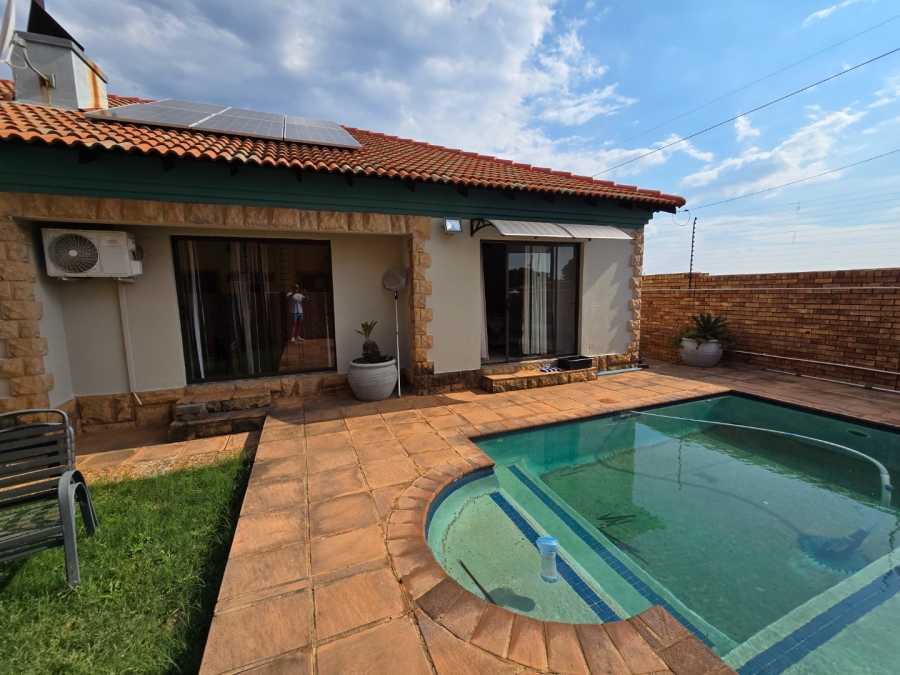 2 Bedroom Property for Sale in Sinoville Gauteng