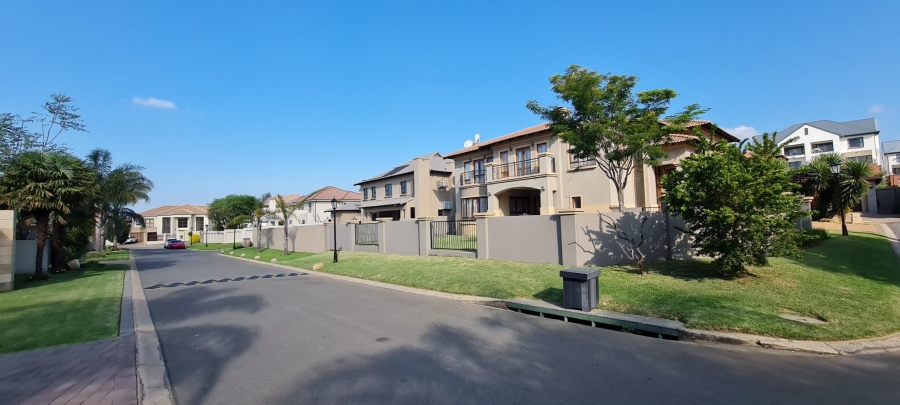 To Let 4 Bedroom Property for Rent in Greenstone Hill Gauteng