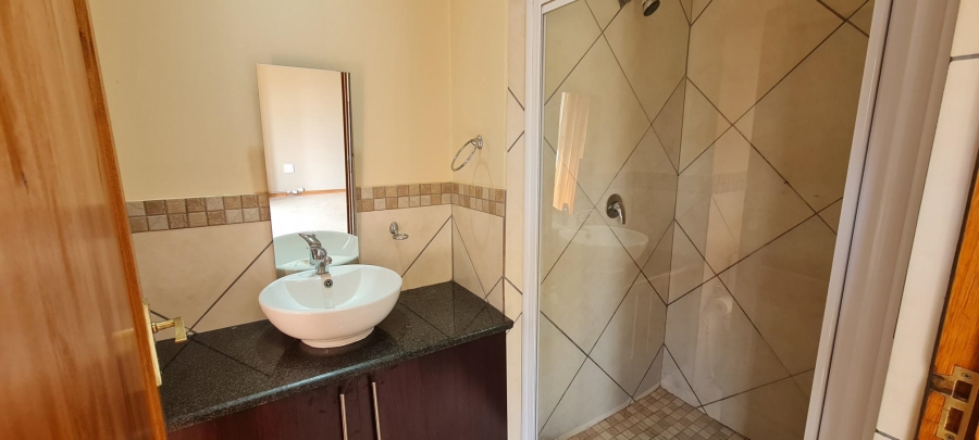 To Let 4 Bedroom Property for Rent in Greenstone Hill Gauteng