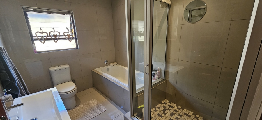 4 Bedroom Property for Sale in New Redruth Gauteng