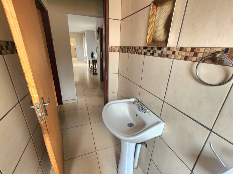 5 Bedroom Property for Sale in Cultura Park Gauteng