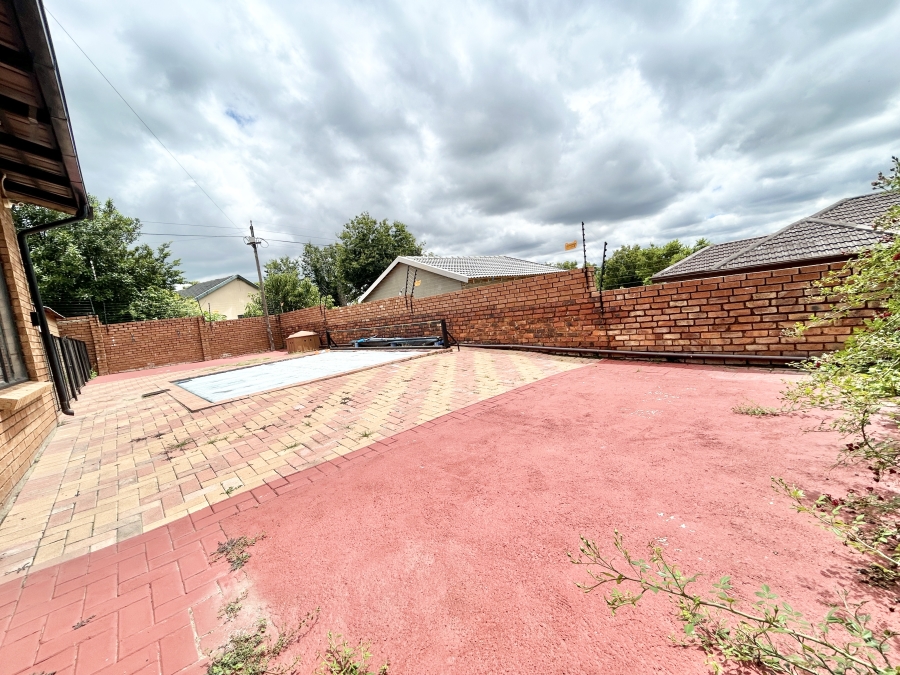 4 Bedroom Property for Sale in Country View Gauteng