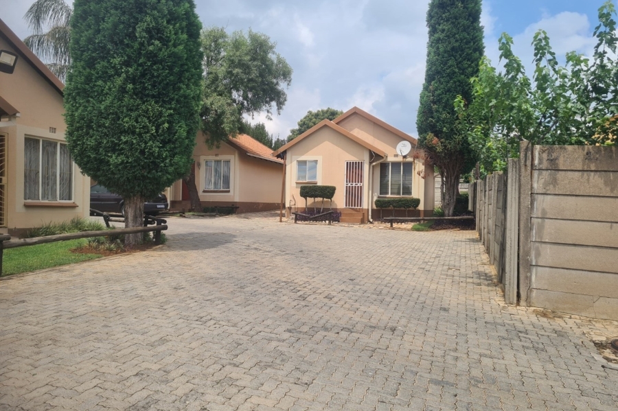 2 Bedroom Property for Sale in Kew Gauteng