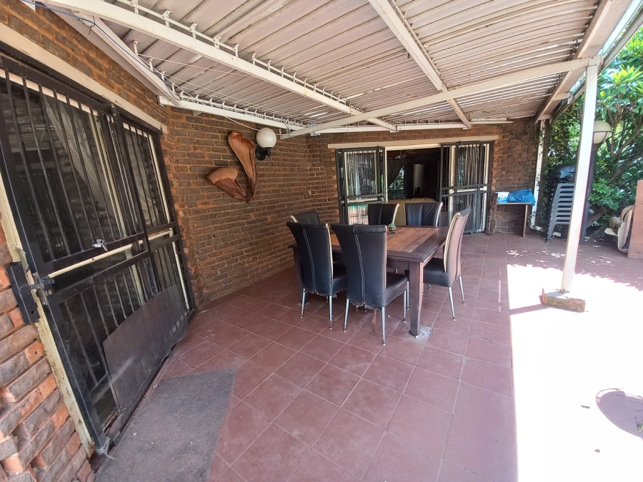 5 Bedroom Property for Sale in Wierda Park Gauteng