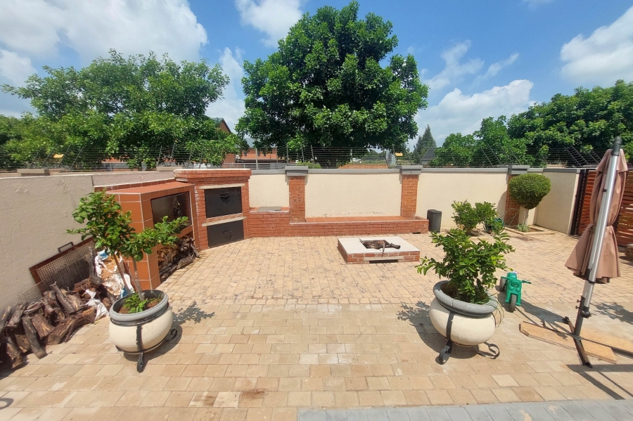 3 Bedroom Property for Sale in Wierda Crest Estate Gauteng