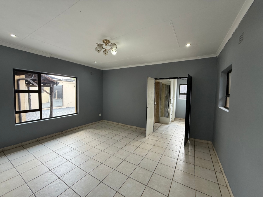 5 Bedroom Property for Sale in Lenasia Ext 5 Gauteng