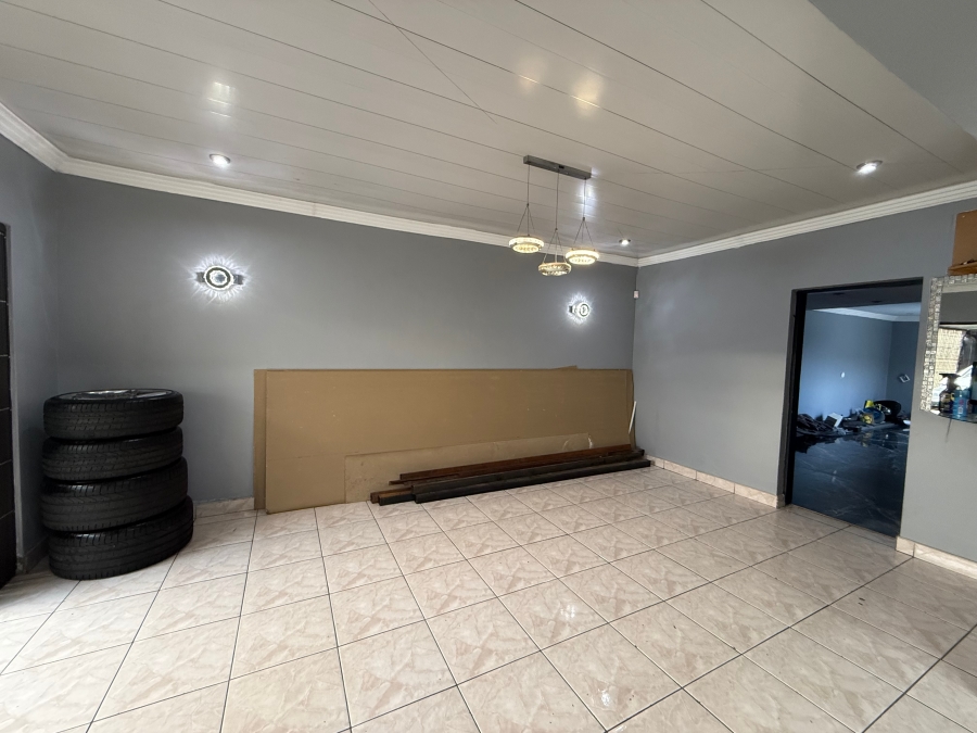 5 Bedroom Property for Sale in Lenasia Ext 5 Gauteng