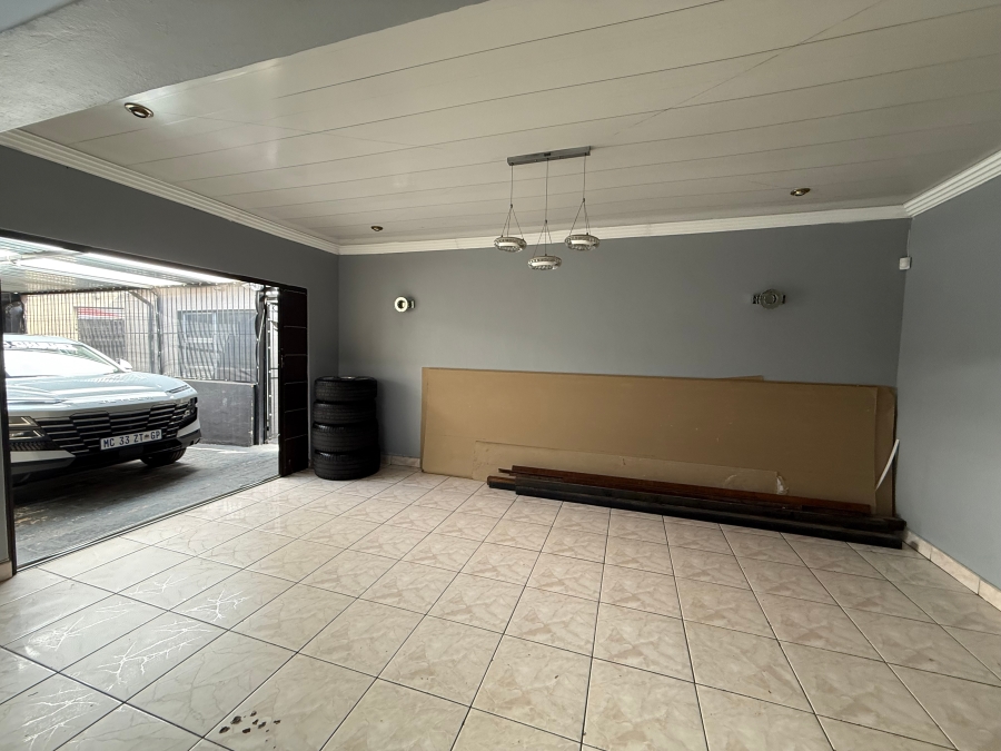 5 Bedroom Property for Sale in Lenasia Ext 5 Gauteng