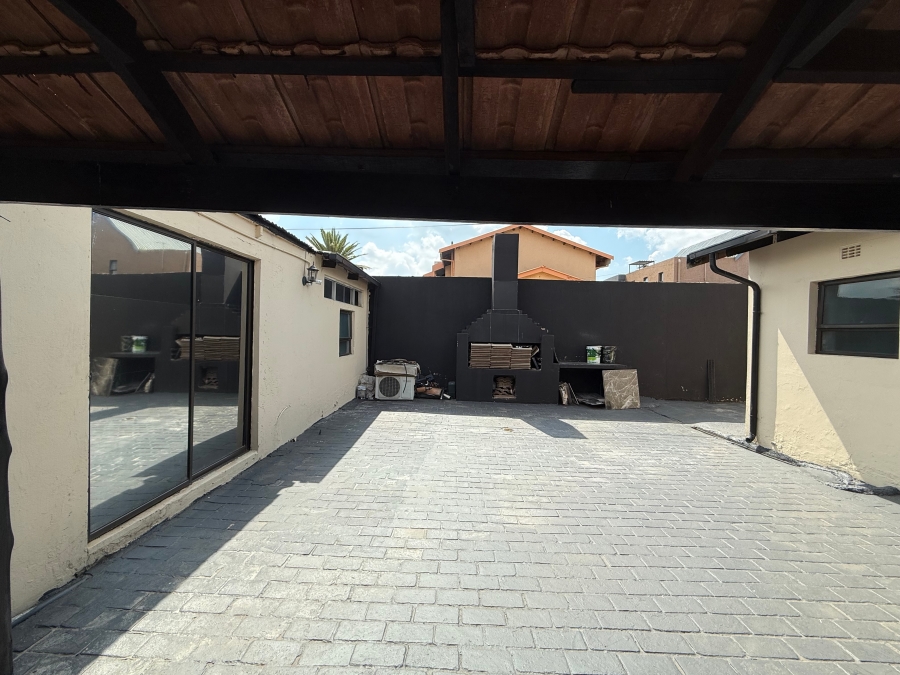 5 Bedroom Property for Sale in Lenasia Ext 5 Gauteng