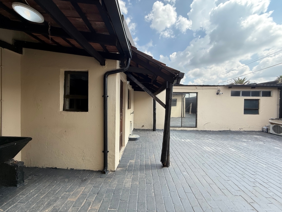 5 Bedroom Property for Sale in Lenasia Ext 5 Gauteng