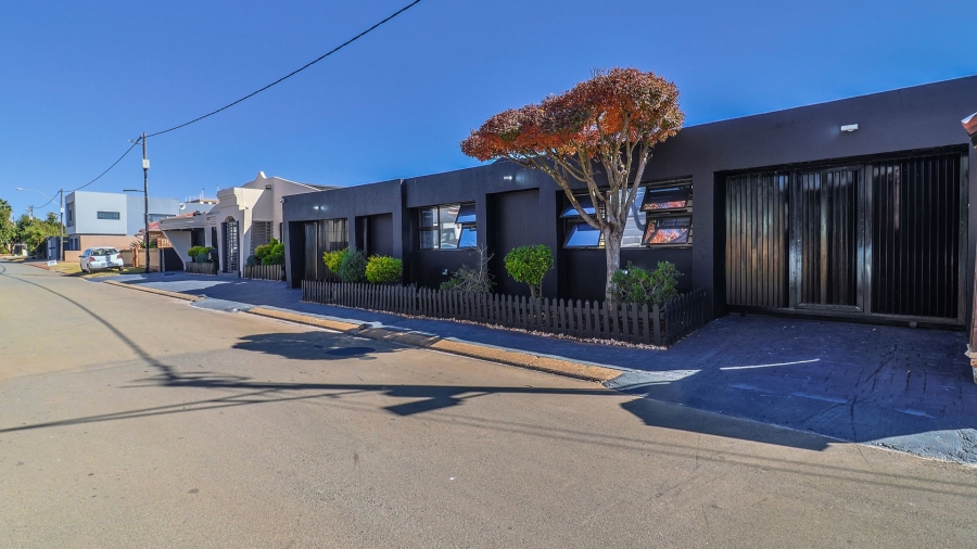 5 Bedroom Property for Sale in Lenasia Ext 5 Gauteng