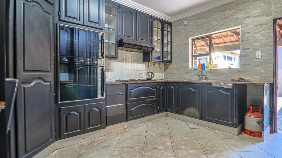 5 Bedroom Property for Sale in Lenasia Ext 5 Gauteng