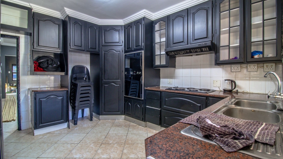 5 Bedroom Property for Sale in Lenasia Ext 5 Gauteng