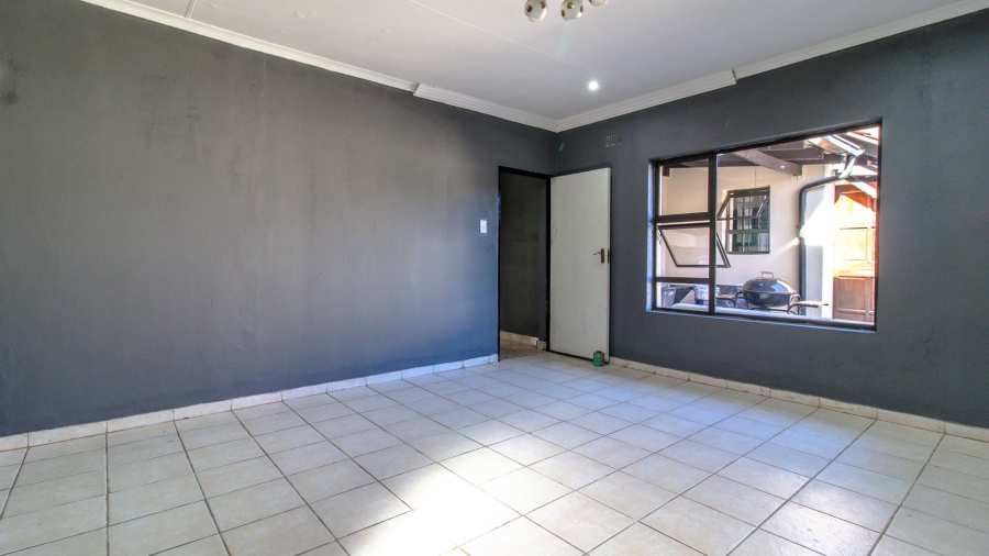 5 Bedroom Property for Sale in Lenasia Ext 5 Gauteng